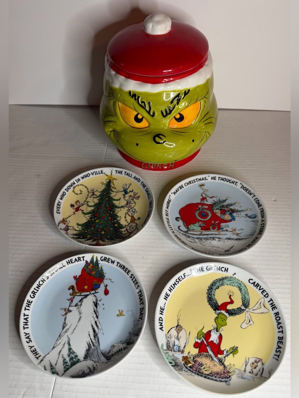 Dr Suess The Grinch Cookie Jar & 4 Christmas Appetizer Plates 6" Diameter